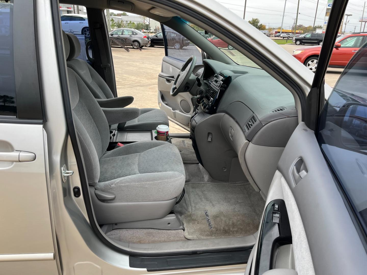 2005 SILVER /gray Toyota Sienna LE - 7 Passenger Seating (5TDZA23C75S) with an 3.3L V6 DOHC 24V engine, 5-Speed Automatic Overdrive transmission, located at 14700 Tomball Parkway 249, Houston, TX, 77086, (281) 444-2200, 29.928619, -95.504074 - Photo#11